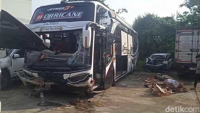 Tragedi Bus PO Haryanto: 3 Kali Oleng, Akhirnya Tabrak Pembatas Tol Batang