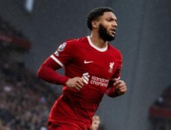Liverpool Dibenamkan, Gomez Jadi Sasaran Kritik di tengah Kejutan Palace!
