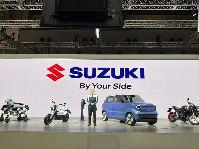 Makna di Balik Slogan Baru 'By Your Side' dan Perubahan Logo Suzuki - Alternatif 2