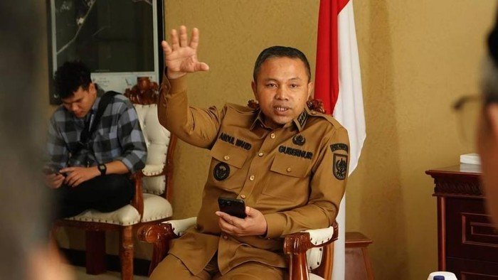 [Intip Garasi Gubernur Riau Abdul Wahid yang Kena OTT KPK: Mobil Mewah dengan Interior Luks]