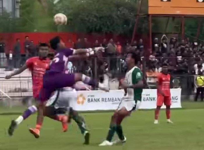 Bola, Kungfu, dan Kejadian Heboh Kiper Liga 4 yang Minta Maaf!