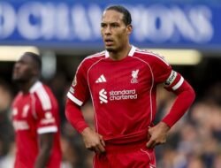 **Slot dan Van Dijk Jadi Korban, Rumor Alonso Membuat Kedua Legenda Terkejut**