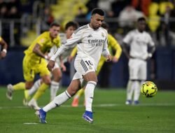 Mbappe Menerangkan Teknik Penalti Panenka kepada Brahim Diaz di Estadio de la Ceramica