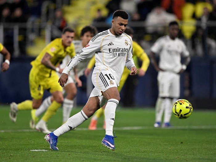 Mbappe Menerangkan Teknik Penalti Panenka kepada Brahim Diaz di Estadio de la Ceramica