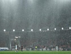 Barcelona ‘Banjiri’ Gawang Oviedo, Camp Nou Bocor Gegara Hujan: Bencana atau Ketidaksialian? 🌧️