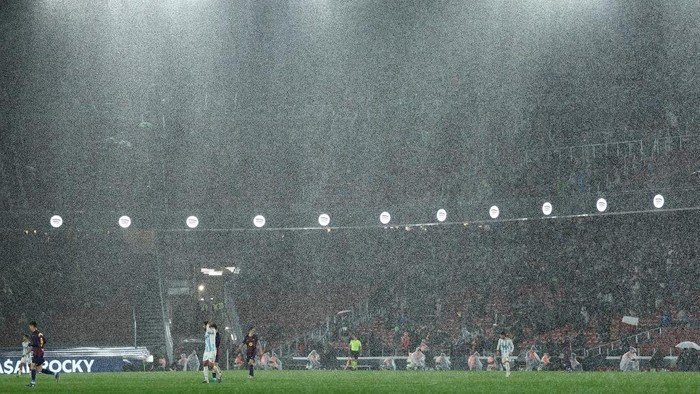 Barcelona 'Banjiri' Gawang Oviedo, Camp Nou Bocor Gegara Hujan: Bencana atau Ketidaksialian? 🌧️