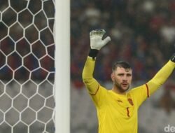 “Bukan Persib, Maarten Paes Pilih Ajax: Apakah Ini Akhir untuk Persib?”