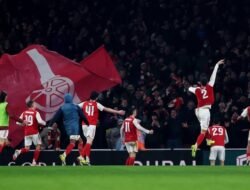 [Walcott’s Urgent Appeal: Arsenal Fans, Stay Calm, Don’t Stress!]