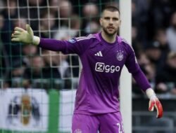 “Ajax Lagi Bapuk, Maarten Paes Belum Cicip Kemenangan”