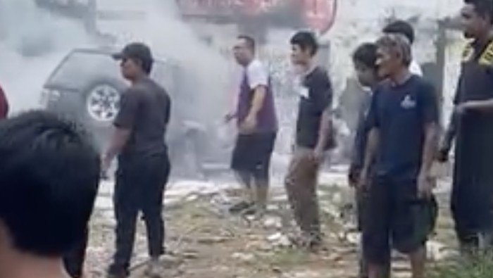 Duh! Mobil Terbakar Gara-gara Bocil Bakar Kertas: Petaka Akibat Main Asli di Jalan Raya