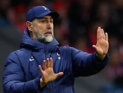 “Momen ‘Salah Orang’ Igor Tudor Sapa Arne Slot: Bola Terjungkal dalam Konflik”